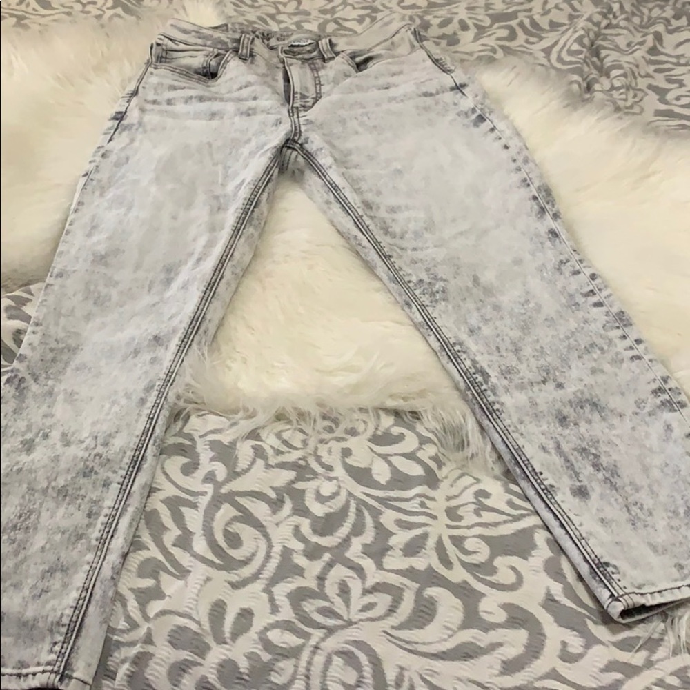 AMERICAN EAGLE- distressed acid wash mom jean